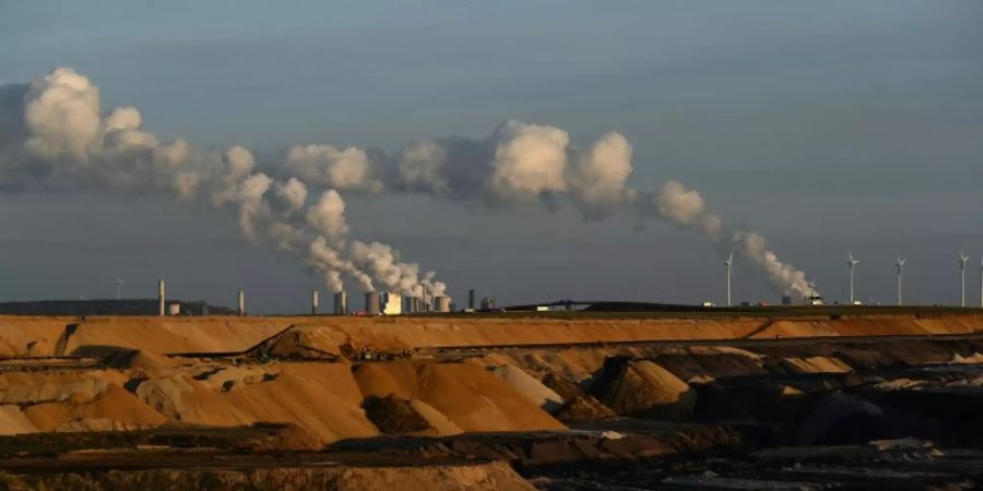 Kohlekraftwerk in Neurath und Tagebau Garzweiler