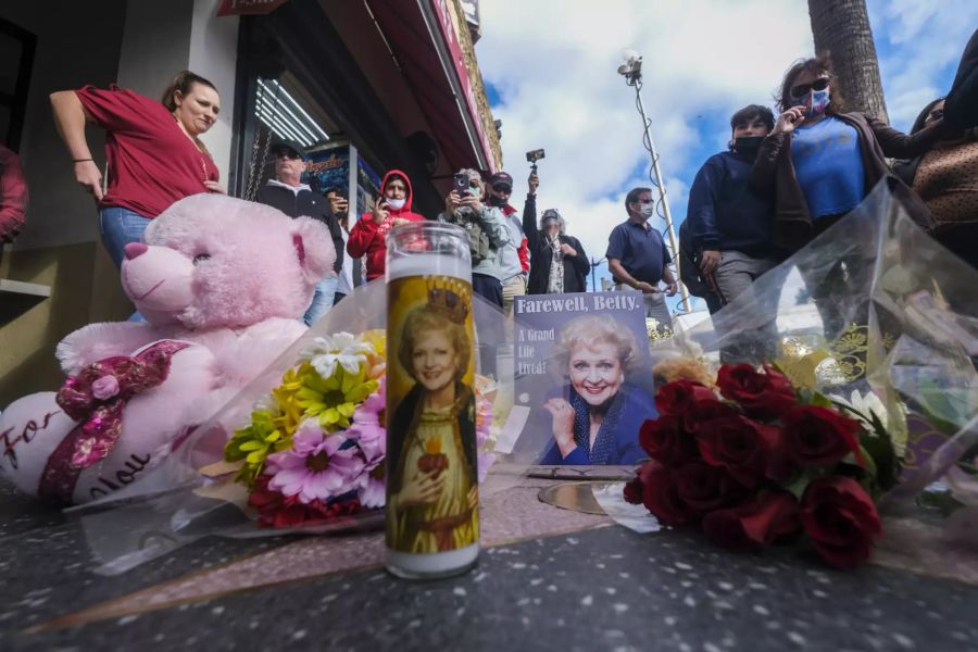 Fans nehmen Abschied von Betty White.