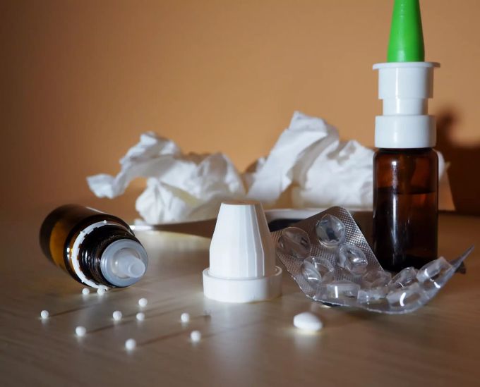 Medikamente sollte man stets bewusst dosieren. Das gilt auch für scheinbar harmlose Stoffe wie Nasentropfen und Nasenspray. Erkältungsmedikamente Papiertaschentücher zerknüllt