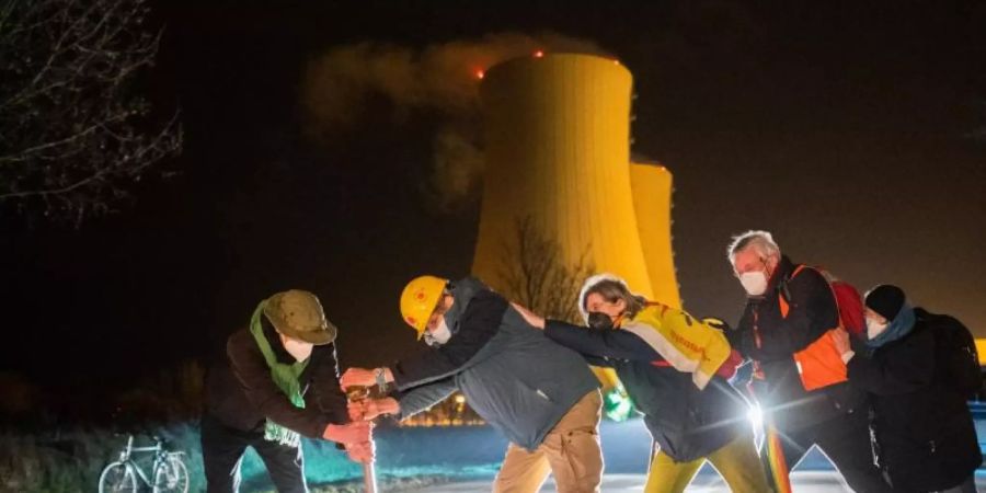 Atomkraftgegner feiern mit einem nachgebauten Hebel das Abschalten des Atomkraftwerks Grohnde. Foto: Julian Stratenschulte/dpa