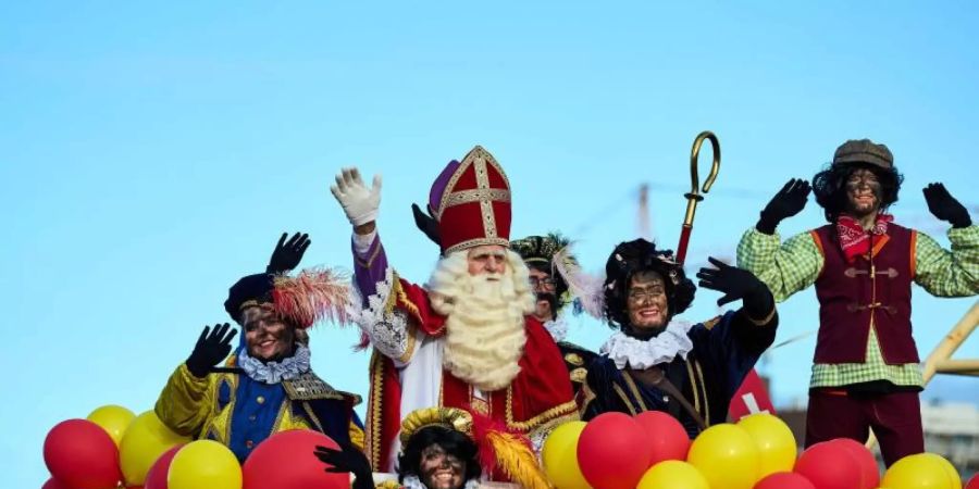 Sinterklaas und seine Gehilfen, die «Zwarten Pieten», kommen im Hafen von Scheveningen an. Foto: Phil Nijhuis/ANP/dpa