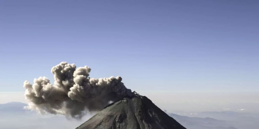Eine grosse Aschewolke über dem Colima-Vulkan in Mexico im Jahr 2015: Forschenden brachten explosive Vulkanausbrüche in Verbindung mit Zusammenbrüchen chinesischer Dynastien. (Archivbild)