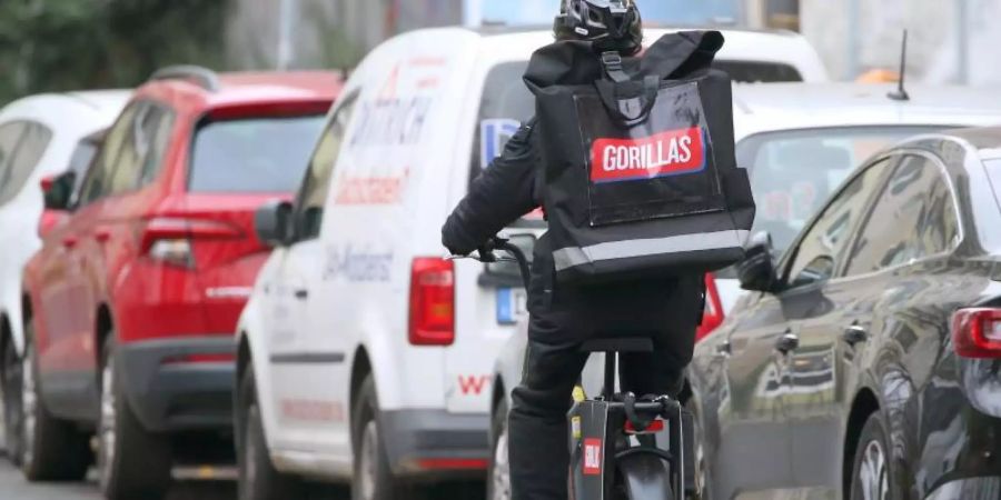 Ein Mitarbeiter des Lebensmittel-Lieferdienstes Gorillas radelt durch die Strassen Berlins. (Archivbild). Foto: Wolfgang Kumm/dpa