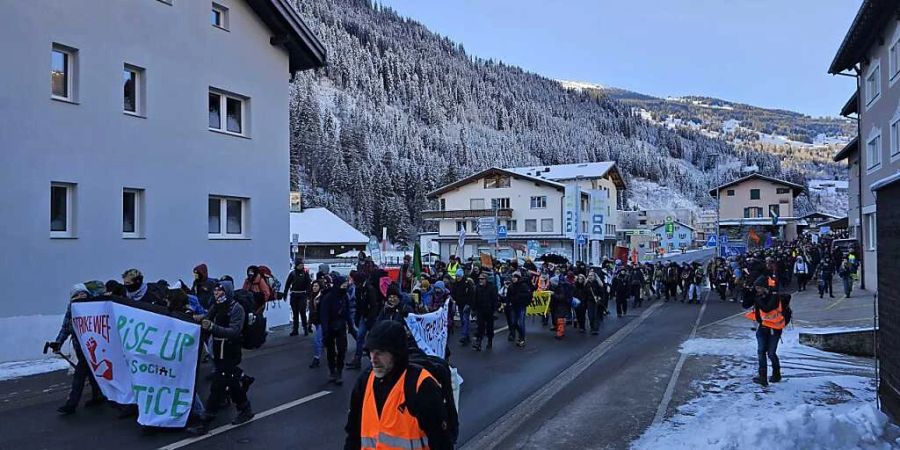 Rund 350 Demonstrierende aus der Schweiz, Deutschland und Österreich reisten nach Küblis GR, um während zwei Tagen bis nach Davos ans WEF zu wandern und dabei für Klimagerechtigkeit zu protestieren.