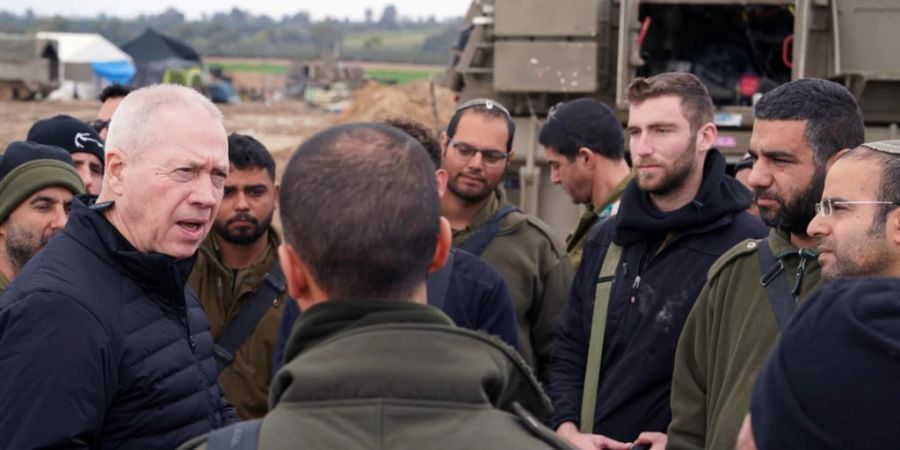 HANDOUT - Israels Verteidigungsminister Joav Galant (l) bei einem Treffen Ende Januar mit Soldaten am Rande des Gazastreifens. Foto: Ariel Hermoni/Israel Mod/ZUMA Press Wire/dpa