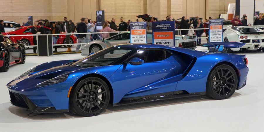Metallisch blau als Trendfarbe: der Ford GT in Pensylvania, Filadelfica, USA (Autoausstellung 2020).