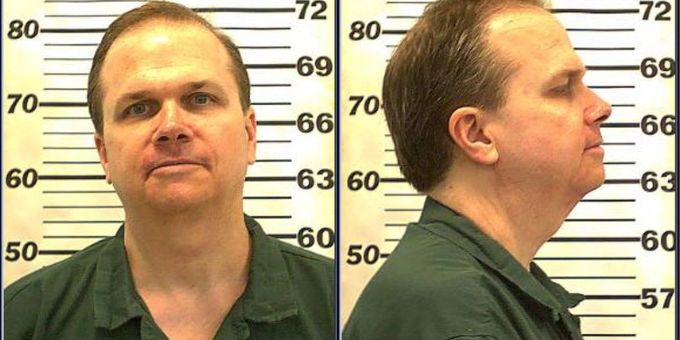 Im Jahr 1980 hat Mark Chapman John Lennon erschossen. Der Attentäter sitzt lebenslang in Haft. Im Jahr 1980 hat Mark Chapman John Lennon erschossen. Der Attentäter sitzt lebenslang in Haft.