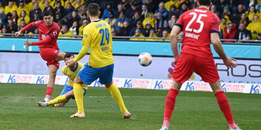 Der Berliner Ibrahim Maza (l) erzielte das Tor zum 1:1-Ausgleich.