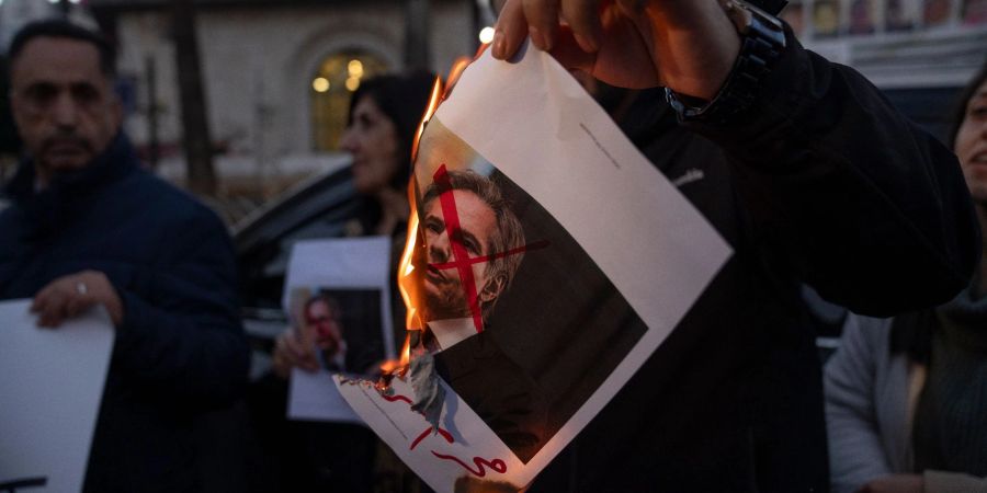 Ein palästinensischer Demonstrant verbrennt ein Bild von US-Aussenminister Blinken. Blinken ist zurzeit in Nahost, um Gespräche über eine Waffenruhe und die Freilassung weiterer Geiseln zu führen.