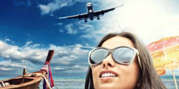 Frau mit Sonnenbrille, Strand, Flugzeug, Boot