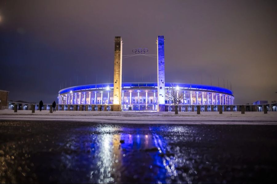 Die Stadion-Farben des Olympiastadions leuchten zu Ehren von Kay Bernstein.