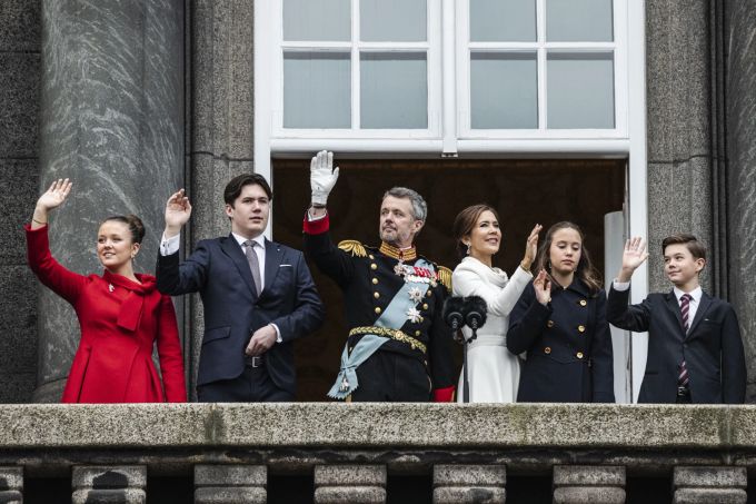 Die dänische Königsfamilie v.l.n.r.: Prinzessin Isabella, Kronprinz Christian, König Frederik X., Königin Mary, Prinzessin Josephine und Prinz Vincent. König Frederik Mary