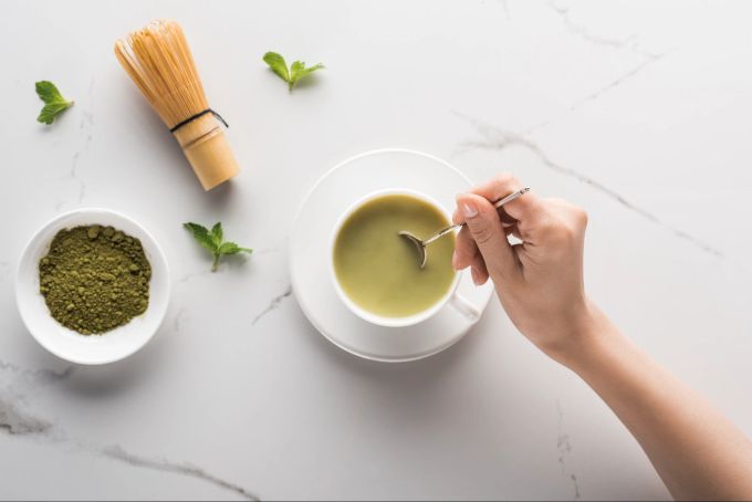 Grüner Tee - und damit auch Matcha - enthält zwar Koffein, aber in moderateren Mengen. Matcha, grüner Tee, Kaffee