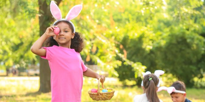 Kinder bei Ostereiersuche