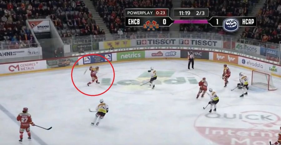 Nur Sekunden vor seinem Treffer zerbricht Tino Kessler bei einem Slapshot seinen Stock.