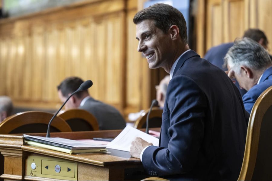 FDP-Parteipräsident Thierry Burkart schlägt seinerseits vor, den täglichen Arbeitszeitrahmen von 14 auf 17 Stunden auszudehnen – für mehr Flexibilität im Alltag. (Archivbild)