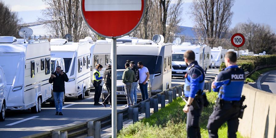 Die Polizei blockierte die Wohnwagenkonvois am Donnerstag vor Lausanne und eskortierte diese an den Stadtrand.