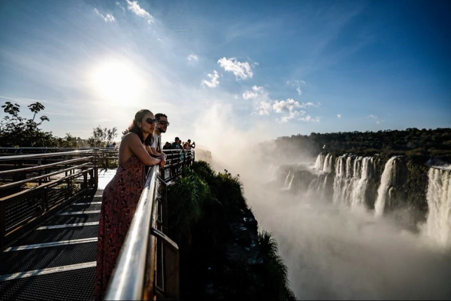 Die Iguazu-Wasserfälle zwischen Brasilien und Argentinien sind eigentlich ungefährlich – von Weitem. Überall stehen jedoch Schilder, dass Klettern strengstens untersagt ist.