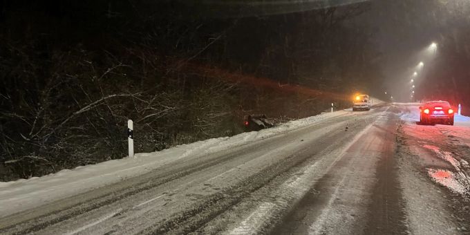 Oberwil: Selbstunfall auf schneebedeckter Fahrbahn. Oberwil: Selbstunfall