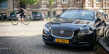 jaguar auf strasse, luxusauto