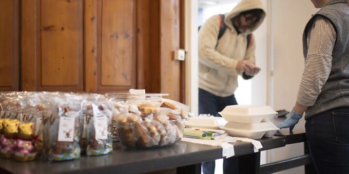 Mit den geretteten Lebensmitteln der Schweizer Tafel konnten im vergangenen Jahr 18,6 Millionen Mahlzeiten für armutsbetroffene Menschen zubereitet werden. (Archivbild) Mit den geretteten Lebensmitteln der Schweizer Tafel konnten im vergangenen Jahr 18,6 Millionen Mahlzeiten für armutsbetroffene Menschen zubereitet werden. (Archivbild)