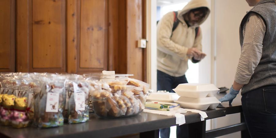 Mit den geretteten Lebensmitteln der Schweizer Tafel konnten im vergangenen Jahr 18,6 Millionen Mahlzeiten für armutsbetroffene Menschen zubereitet werden. (Archivbild)