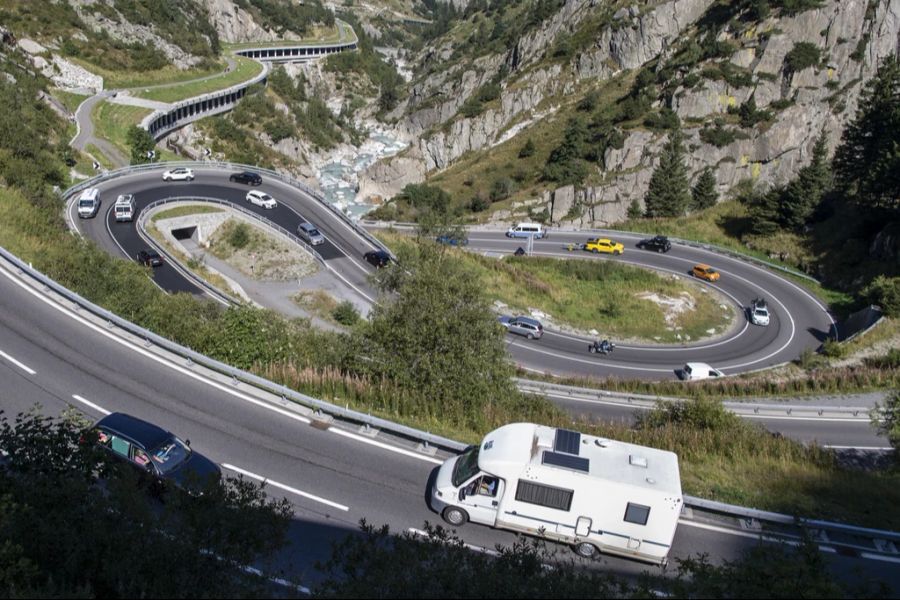 Der Strassenverkehr macht dabei mehr als vier Fünftel der gesamten Leistung im Landverkehr aus. (Symbolbild)