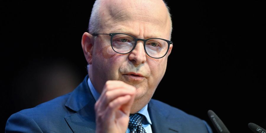 Michael Theurer (FDP), Bahnbeauftragter der Bundesregierung, hat die Lokführergewerkschaft und den bundeseigenen Bahnkonzern zu Verhandlungen aufgerufen.