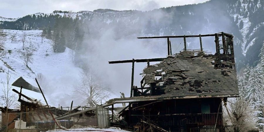 Im völlig abgebrannten Bauernhaus in Wiggen LU wurden am Montag drei tote Personen geborgen.