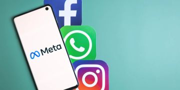 Smartphone Schriftzug Meta Icons WhatsApp, Facebook, Instagram