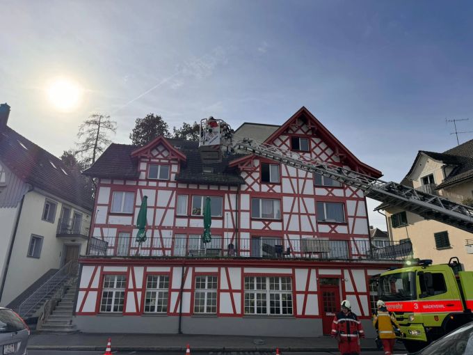 Ein Brand in einem Haus sorgte für Rauch über Wädenswil. Wädenswil