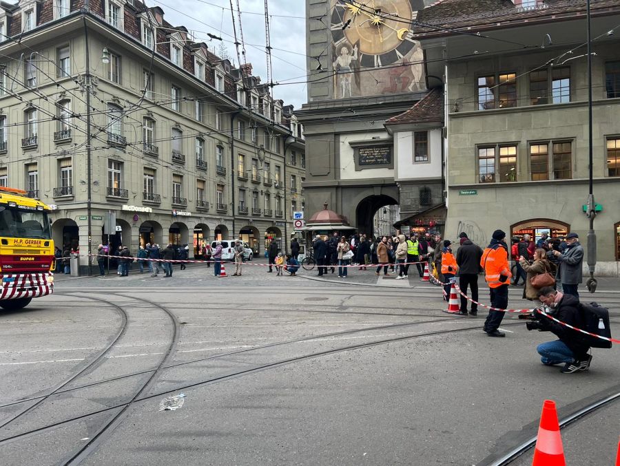 Zahlreiche Menschen schauen sich das Spektakel an.