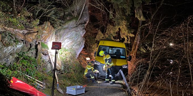 Lieferwagen bleibt in Oberägeri stecken und muss geborgen werden. Steckengeblieben