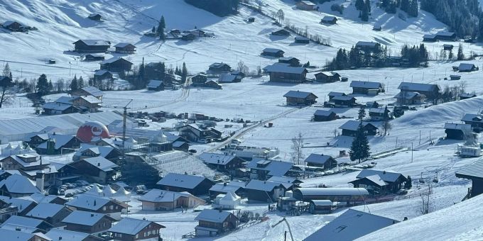 Ein Nau.ch-Bild zeigt: Adelboden BE war am Montag in eine leichte Schneedecke gehüllt. Chuenisbärgli Adelboden Ski Weltcup