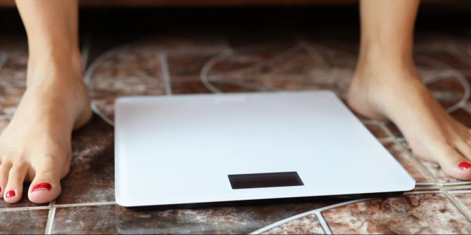 Frauenfüsse Personenwaage Intervallfasten