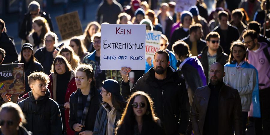 An einer Demonstration gegen Extremismus und für Demokratie haben am Samstag in Zürich mehrere hundert Personen teilgenommen.