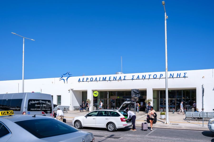 Klein aber fein: Der internationale Flughafen von Santorini bei Thira.