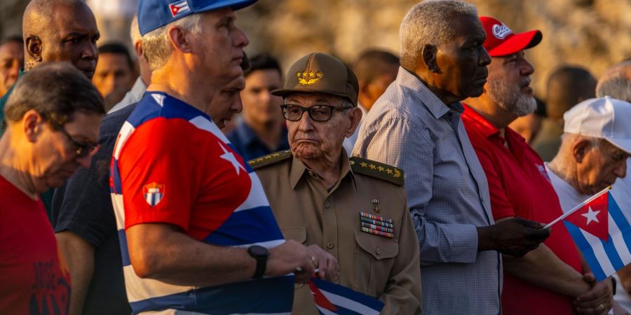 Miguel Diaz-Canel (2.v.l), Präsident von Kuba, und Raul Castro (M), ehemaliger Präsident von Kuba, nehmen an den Feierlichkeiten zum Tag der Arbeit teil.