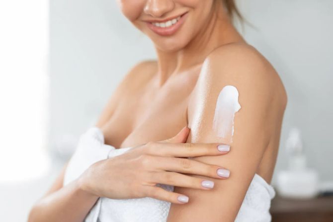 frau cremt sich ein
