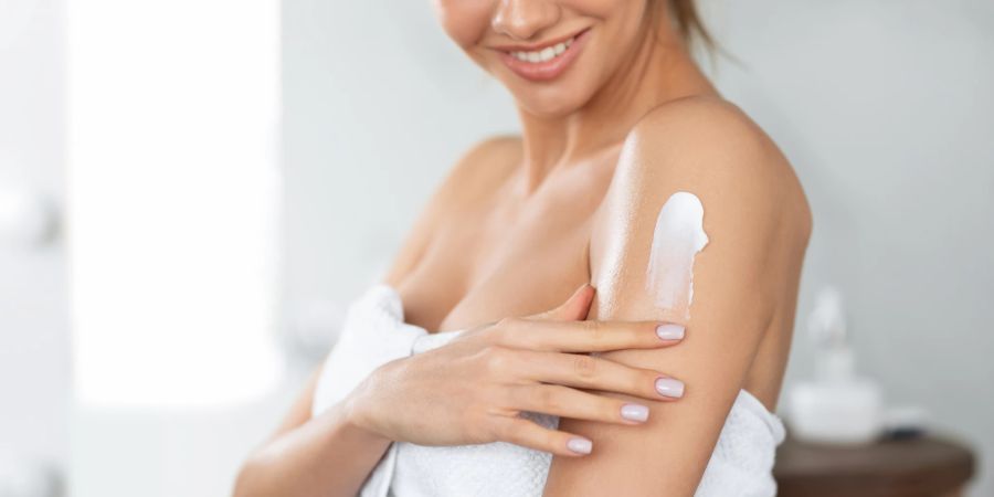 Cremen Sie Ihre Haut nach dem Duschen täglich mit feuchtigkeitspendender Lotion ein.