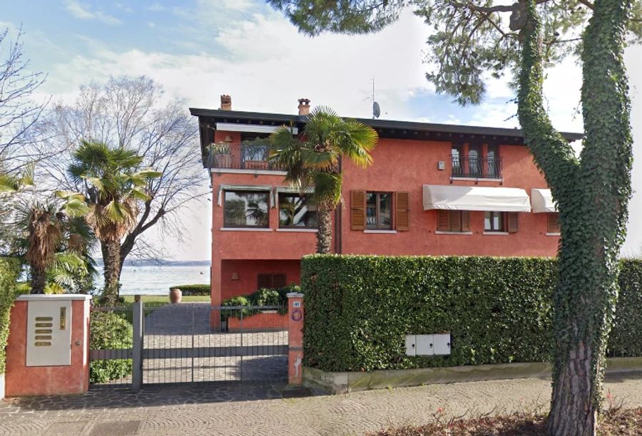 Gerüchten zufolge versteckt er sich in dieser Luxusvilla am Gardasee in Italien.