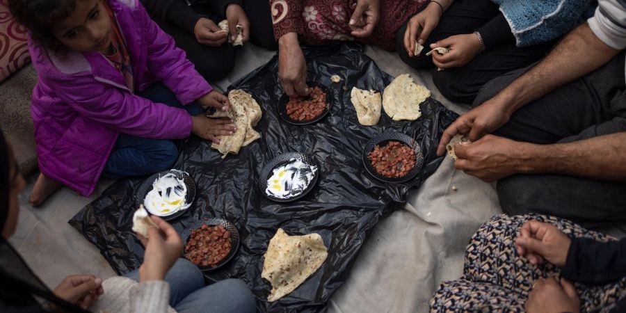 Hilfsorganisationen sprechen von einer drohenden Hungersnot im Gazastreifen. Nach Einschätzung der israelischen Armee gibt es hinlänglich Nahrungsmittel.