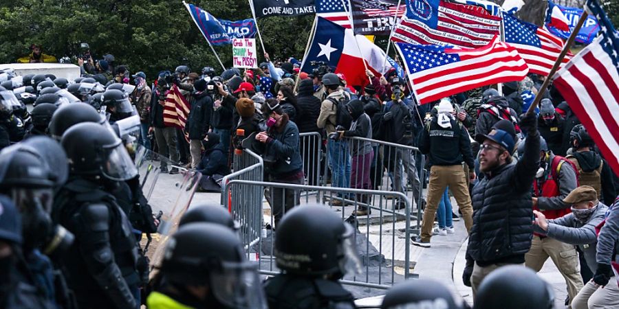 ARCHIV - Unterstützer von Präsident Trump wurden 2021 von Beamten der US-Kapitolpolizei vor dem Kapitol konfrontiert. Foto: Manuel Balce Ceneta/AP