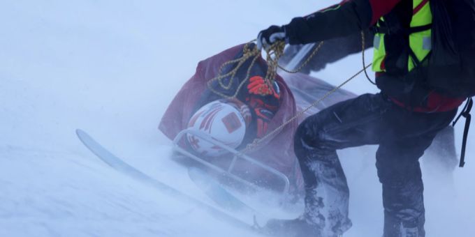 Petra Vlhova muss nach ihrem Sturz in Jasna abtransportiert werden. Petra Vlhova