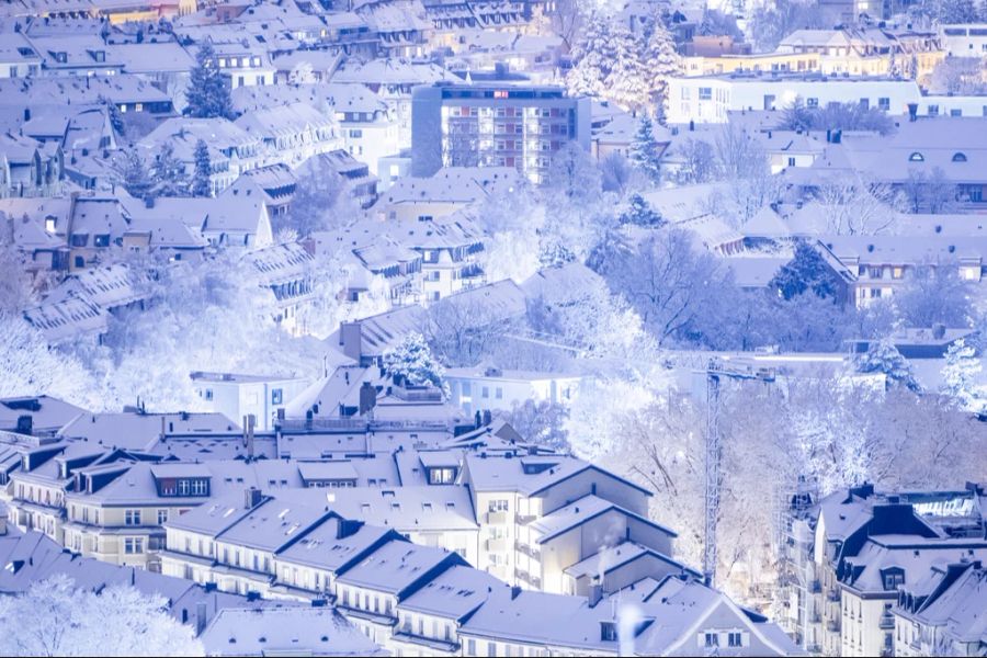 Am Freitag sind die Hausdächer in Zürich mit Schnee bedeckt.