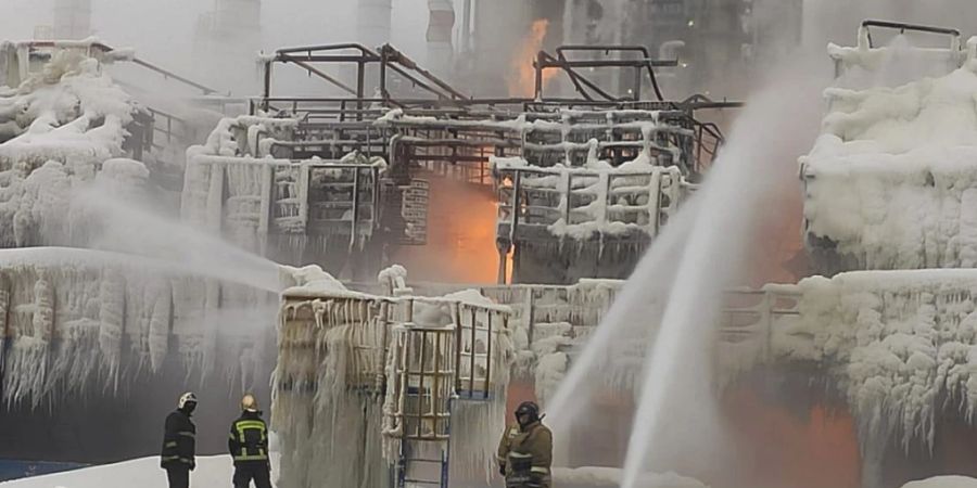 HANDOUT - Feuerwehrleute einen Brand bei Russlands zweitgrösstem Erdgasproduzenten Novatek. Foto: Uncredited/Telegram Channel of head of the Kingisepp district administration Yuri Zapalatskiy/AP/dpa - ACHTUNG: Nur zur redaktionellen Verwendung und nur mit vollständiger Nennung des vorstehenden Credits