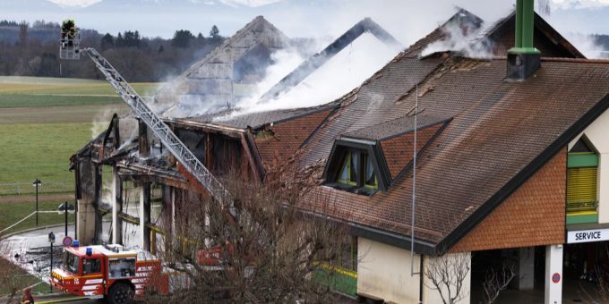 Feuerwehrleute bei der Löschung des Brandes in den Trümmern des Schulgebäudes in Bière VD. bière brandstiftung schule turnhalle