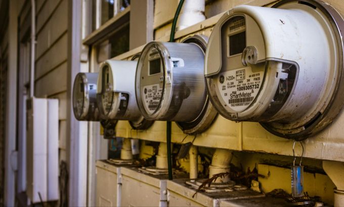 Ein Stromzähler zeigt an, dass eine Einzelperson täglich zwischen 3,6 und 10 kWh verbraucht. Solarenergie