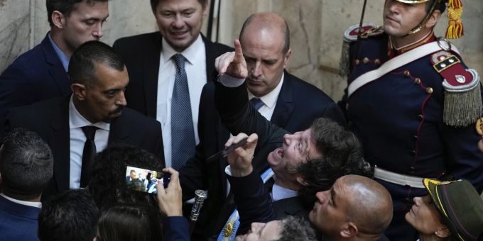 Präsident Javier Milei zeigt nach seiner Ansprache an die Gesetzgeber während der Eröffnungssitzung der Legislative im Kongress in Buenos Aires, Argentinien, Freitag, 1. März 2024. Javier Milei