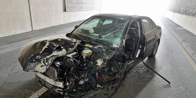 Ein Auto kollidierte mit einem entgegenkommenden Wagen. Drei Verletzte